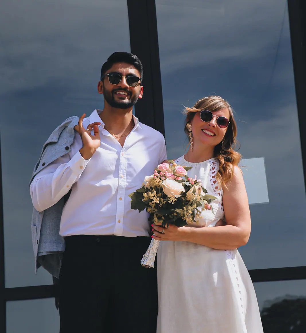 Manan et Chloé en lunettes de soleil devant la mairie