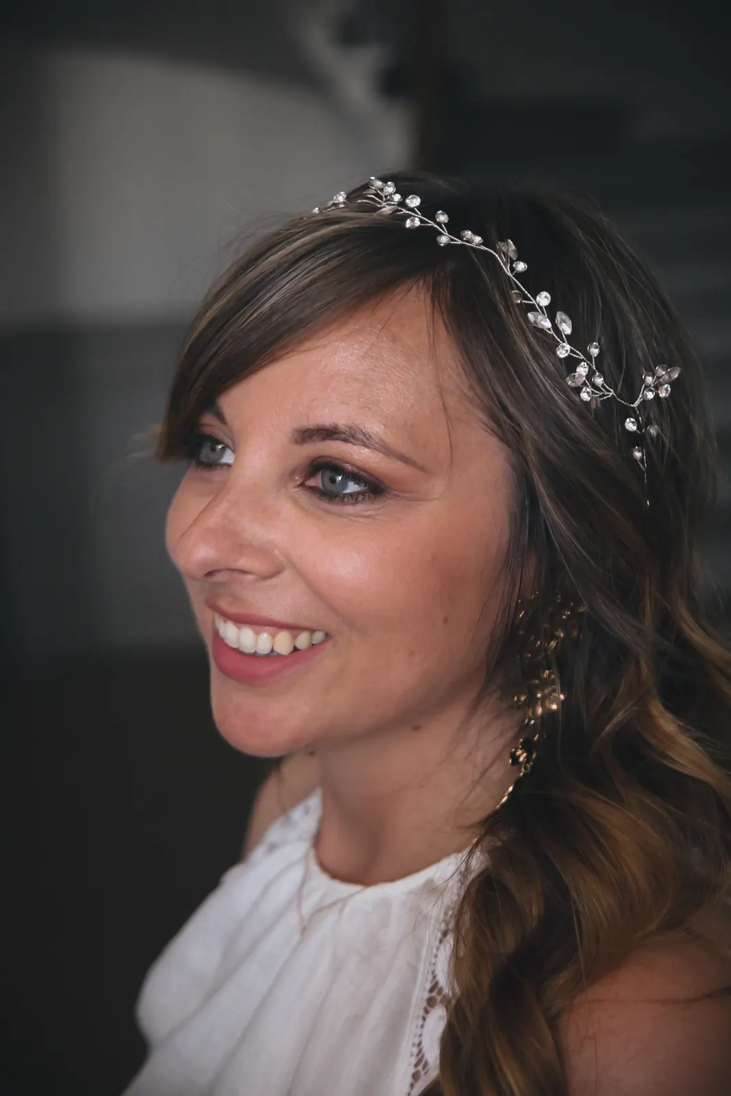 Portrait de Chloé, couronne de fleurs dans les cheveux