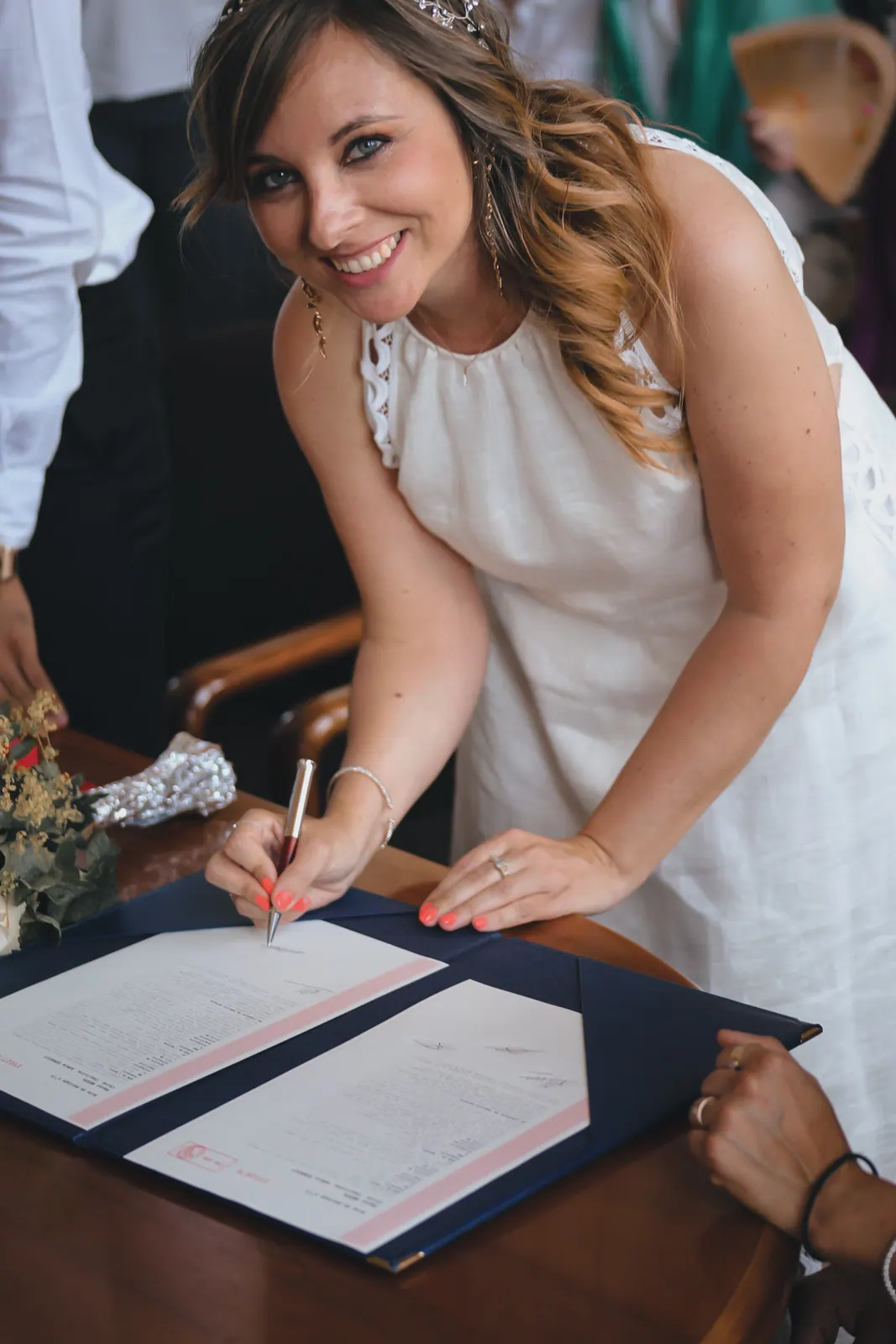 Chloé signe le registre de mariage