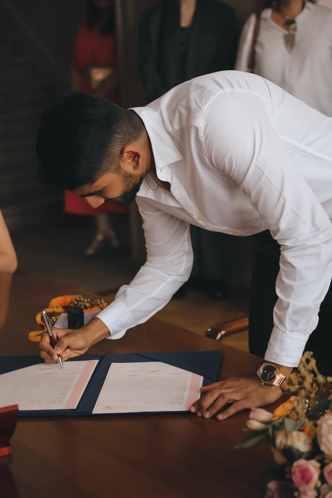 Manan signe le registre