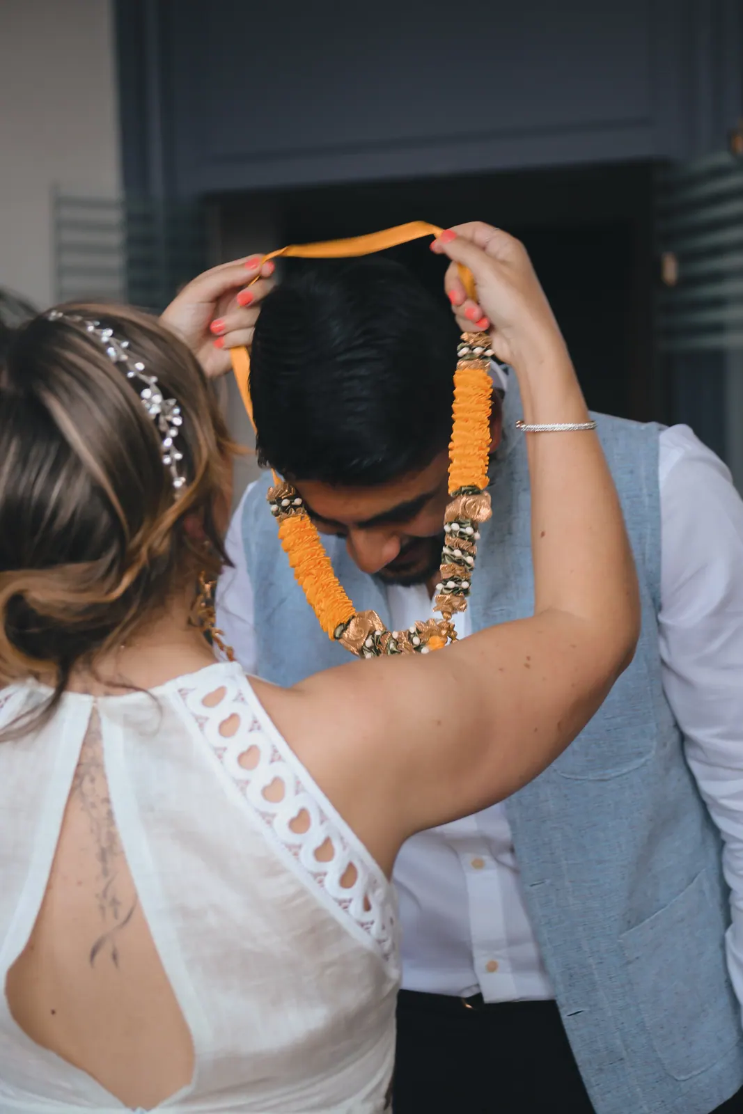 Chloé passe un collier de fleurs à Manan