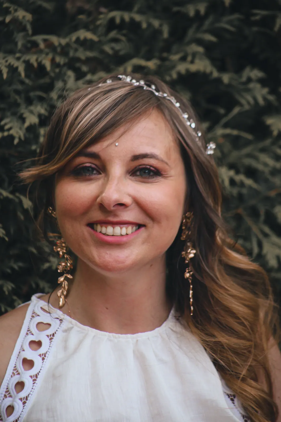 Portrait de Chloé souriante dans le jardin