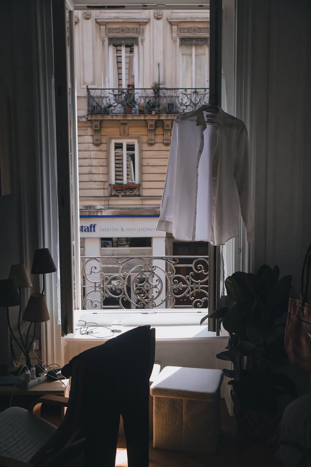 Chambre de préparation avec vue sur les balcons parisiens