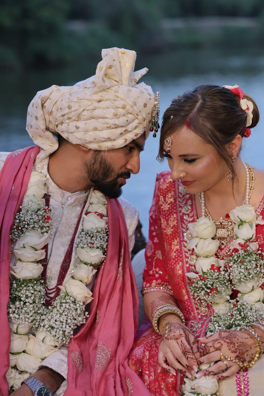 Chloé et Manan en tenue traditionnelle, colliers de fleurs blanches