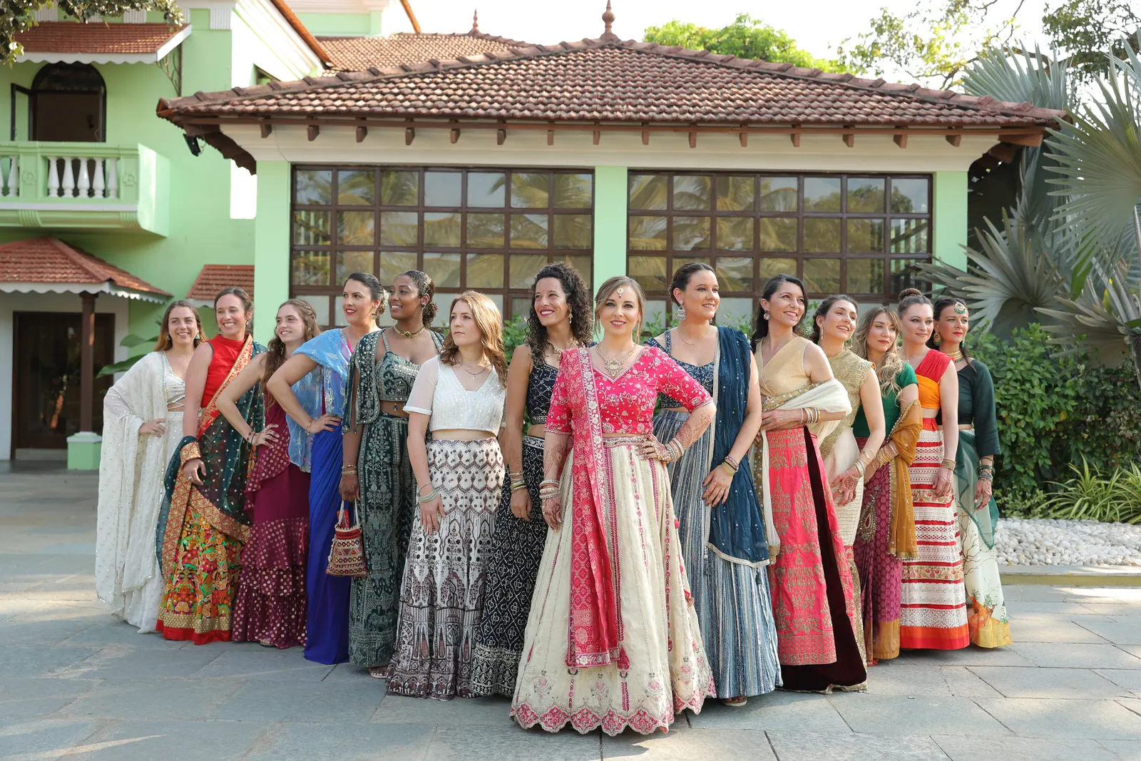 Les amies de la mariée en lehenga devant la villa