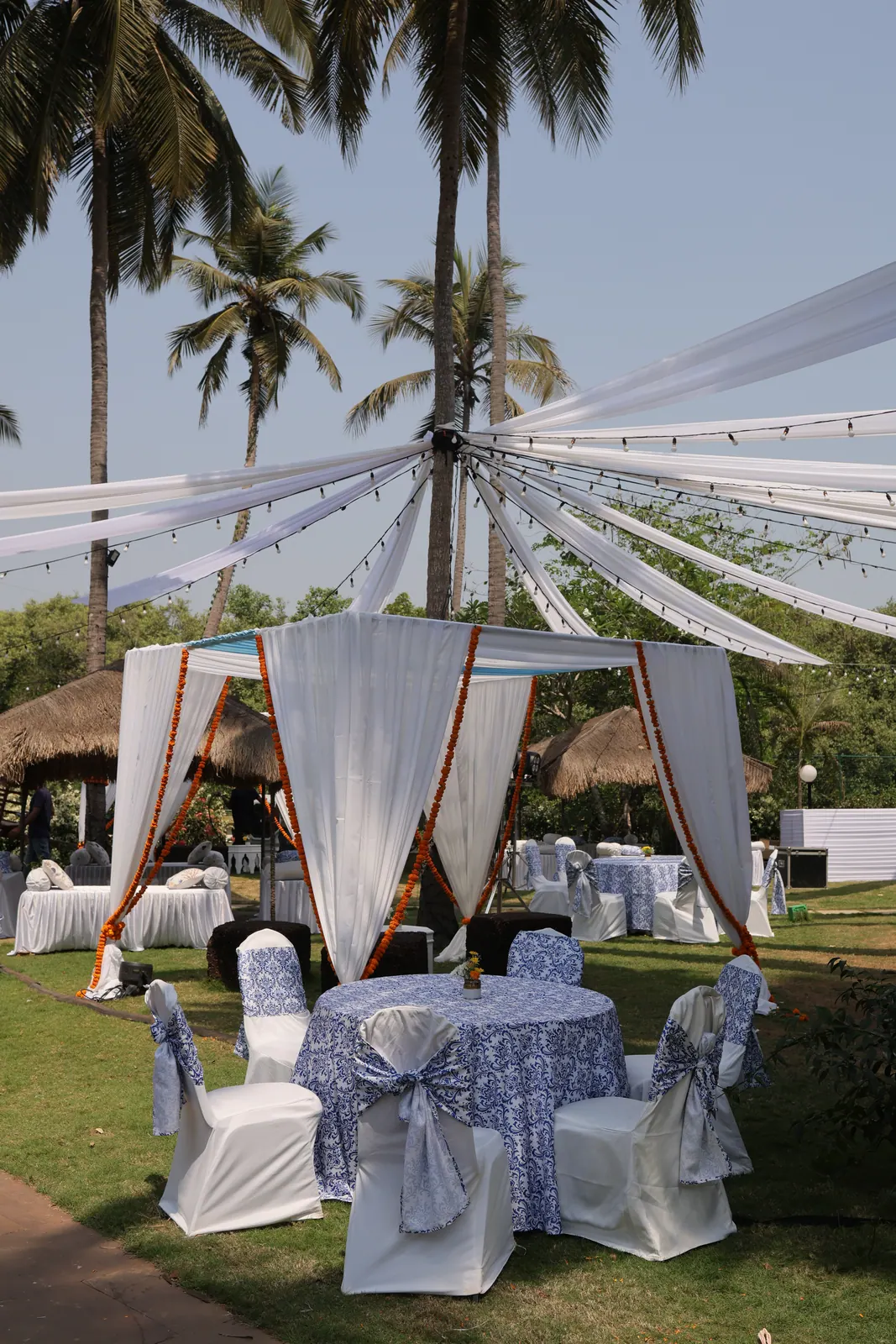 Décor de tentes blanches sous les cocotiers