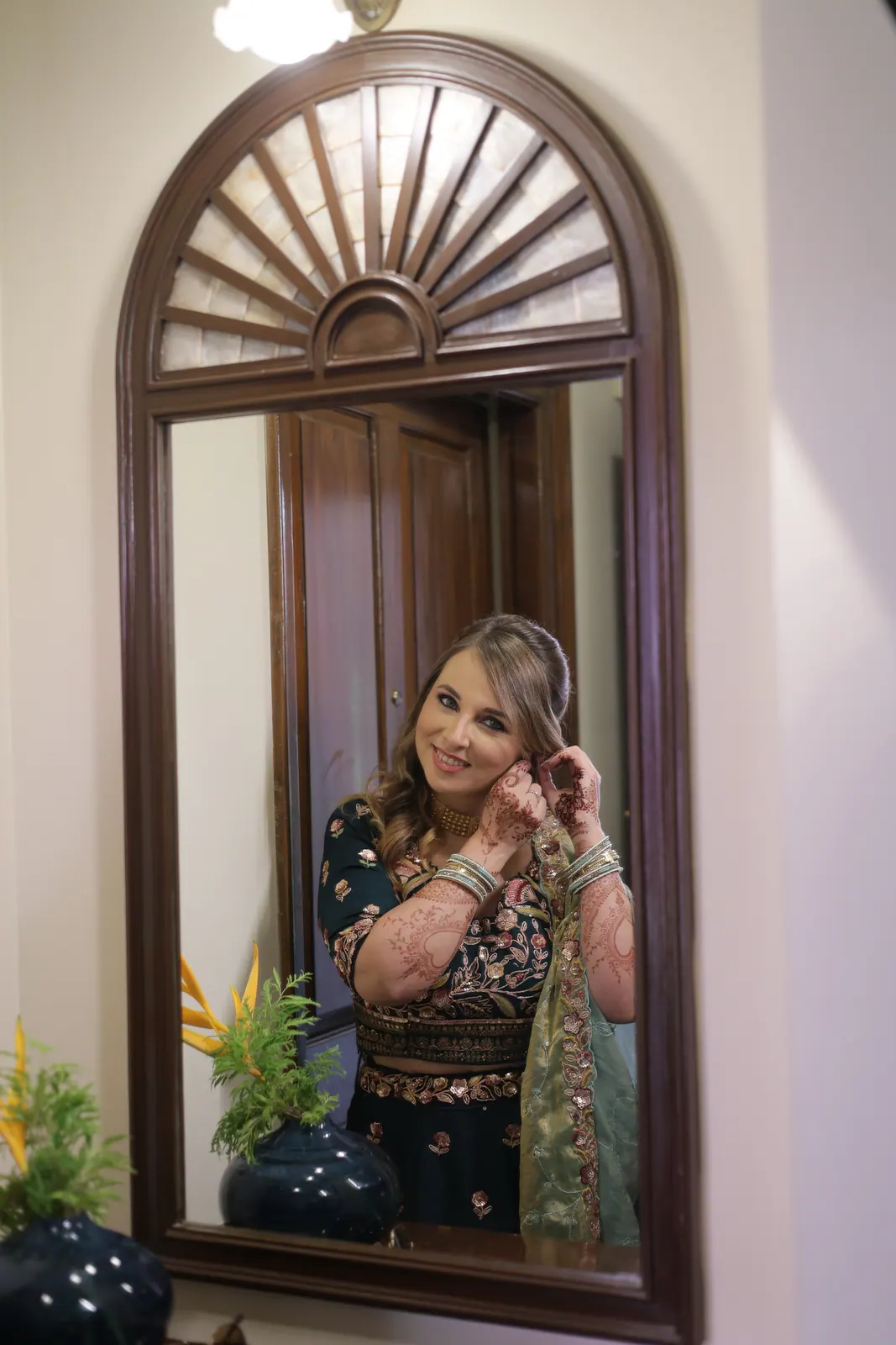 Chloé se prépare devant le miroir en arche