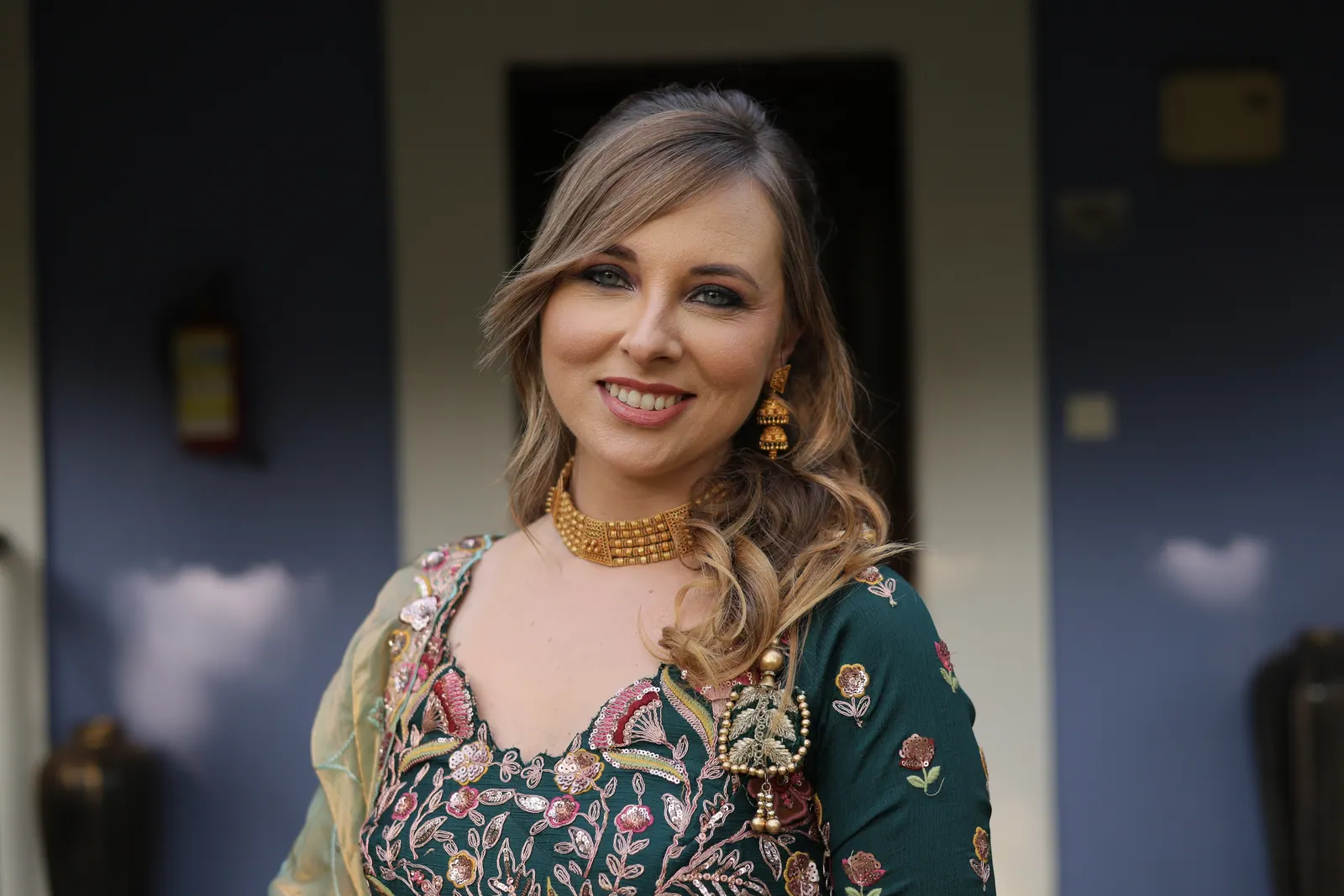 Portrait de Chloé en lehenga vert