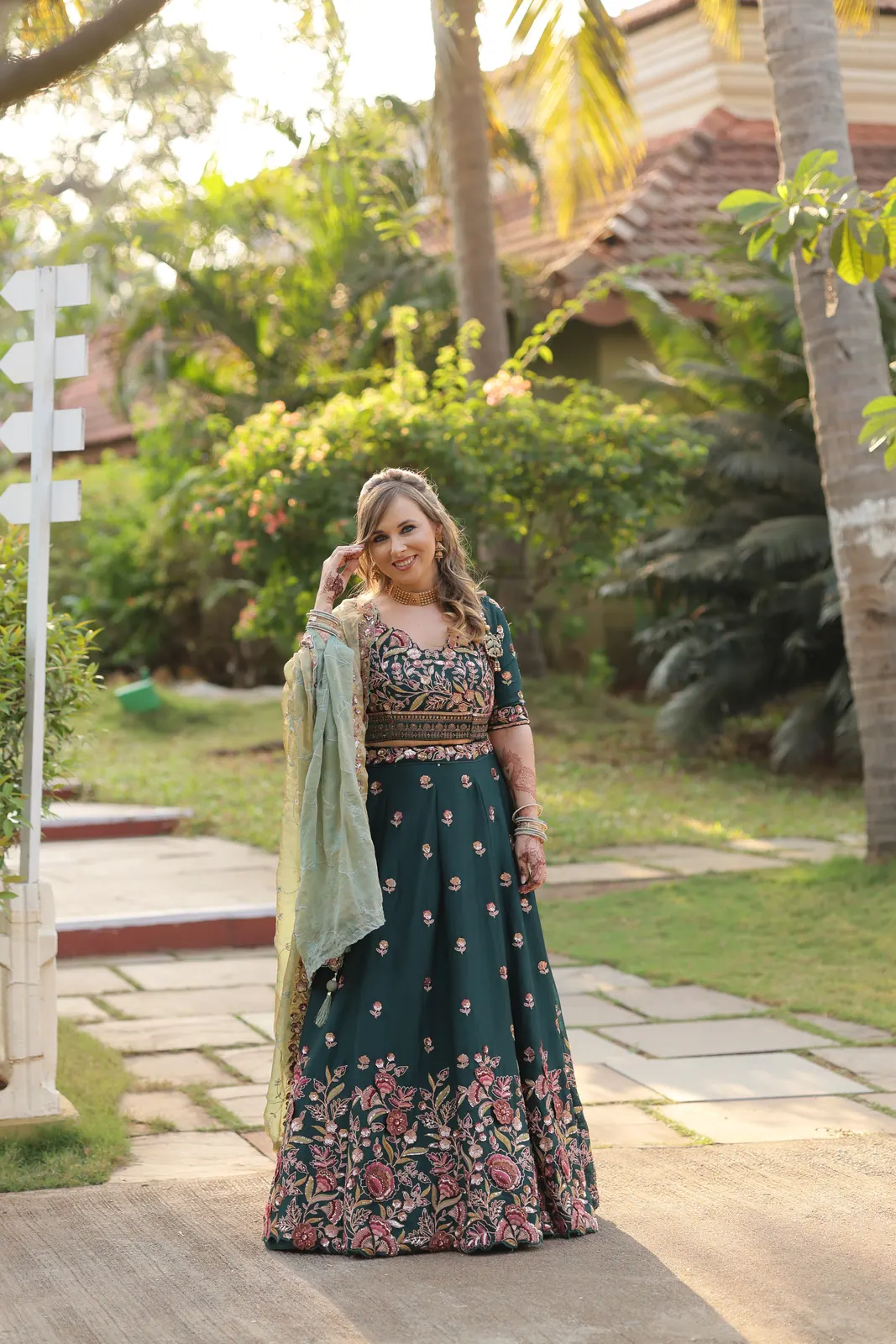 Chloé marche dans l'allée tropicale