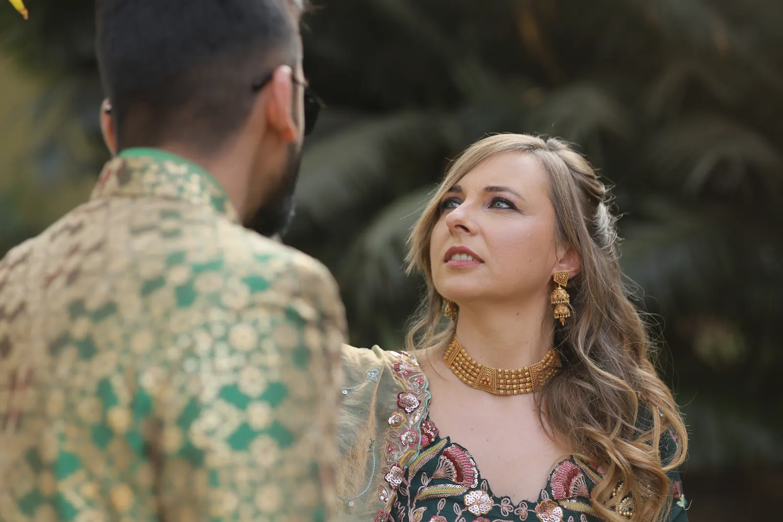Chloé lève les yeux vers Manan