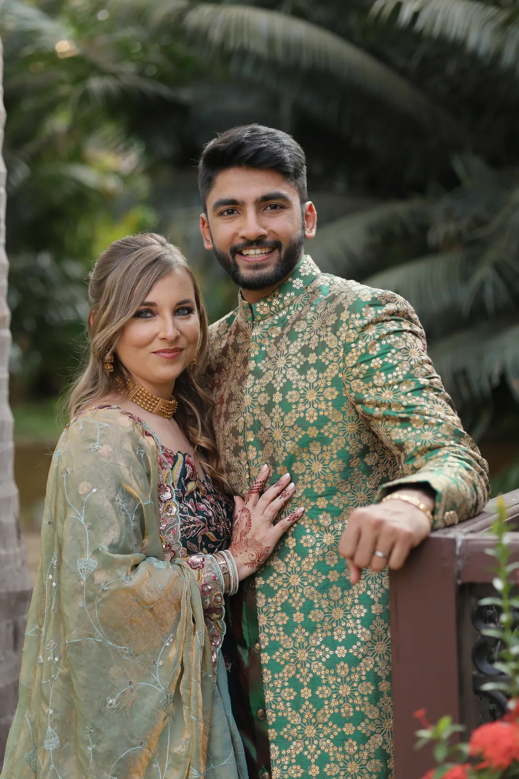 Chloé et Manan posent en tenues vertes brodées