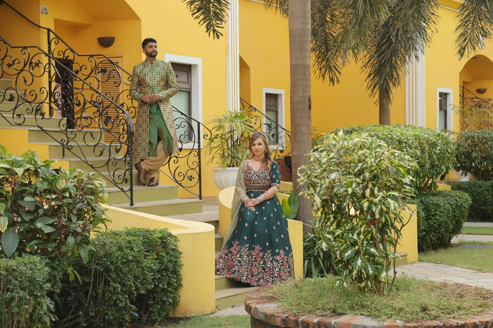 Villa jaune et escalier en fer forgé
