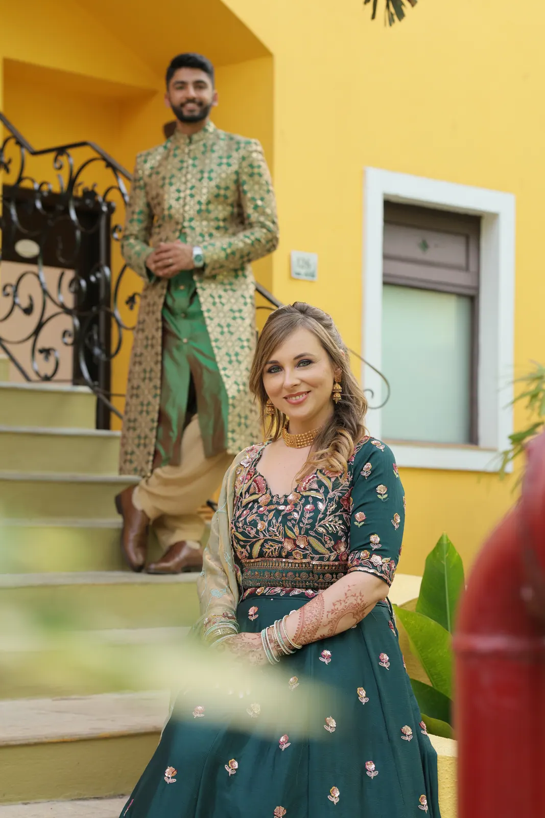Manan sur l'escalier, Chloé devant la villa jaune