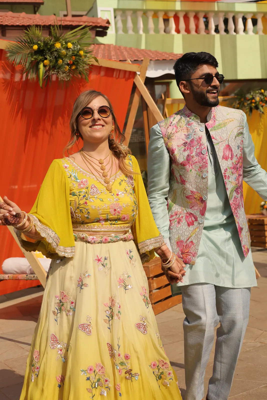 Tenues jaunes et roses pour le haldi