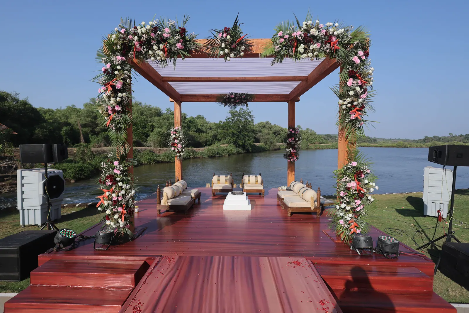 Mandap fleuri au bord de l'eau