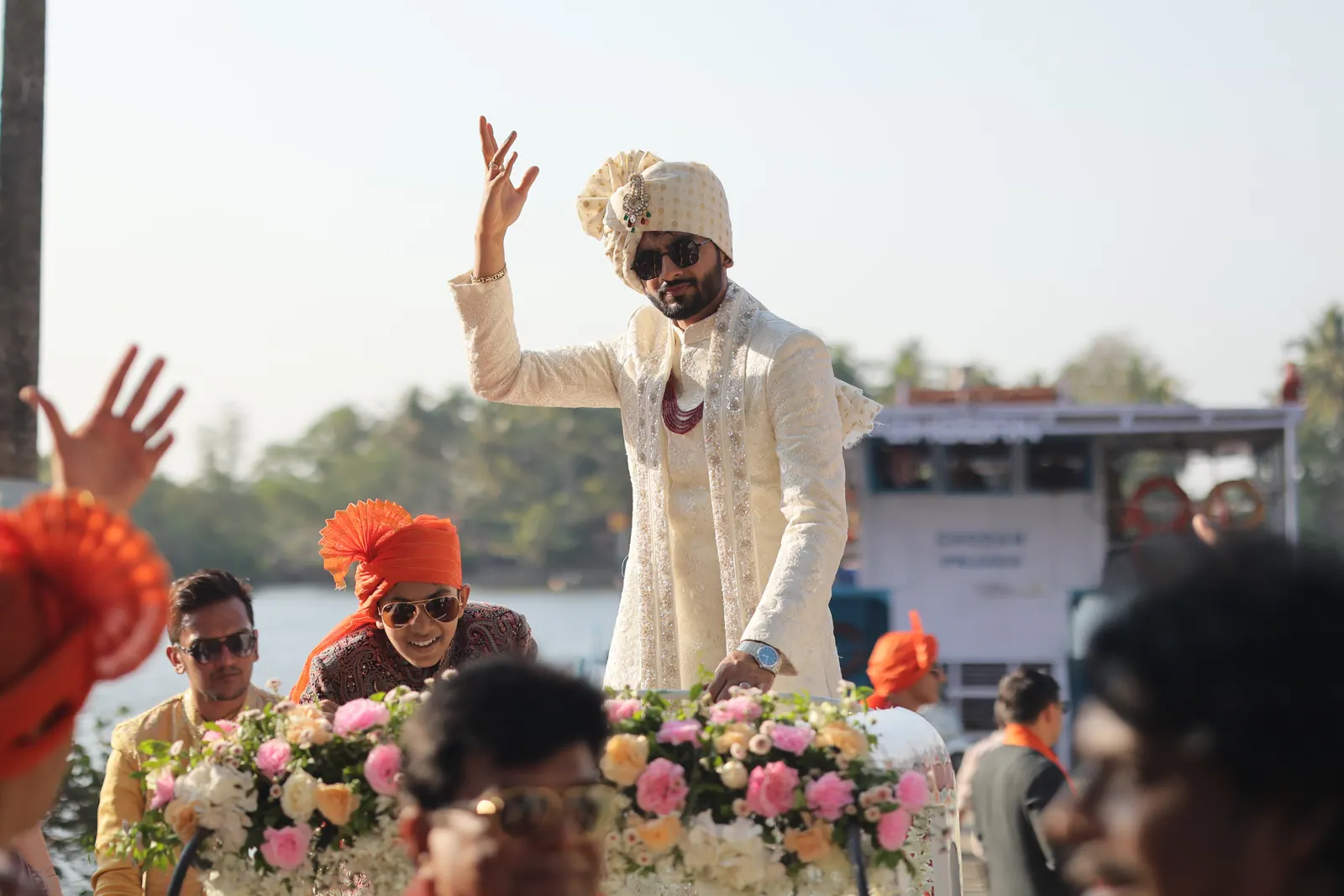 Arrivée du marié pendant le baraat, bras levés