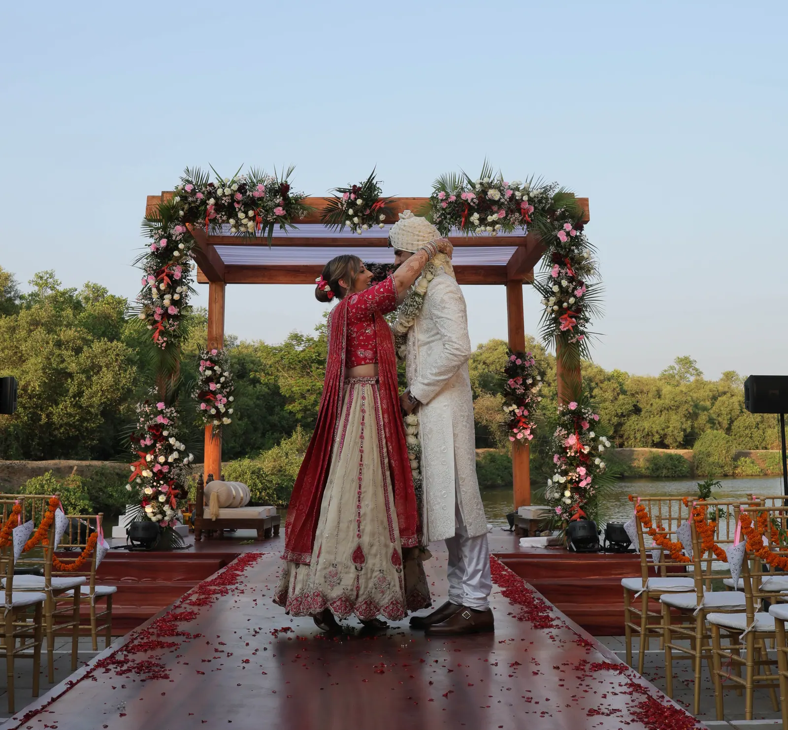 Les mariés sous le mandap fleuri