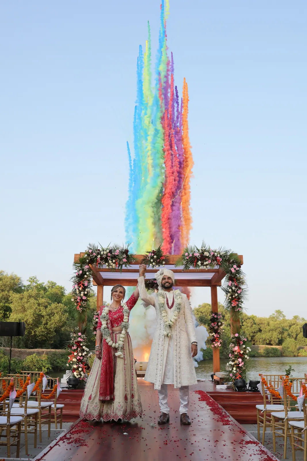 Fumigènes colorés au-dessus du mandap