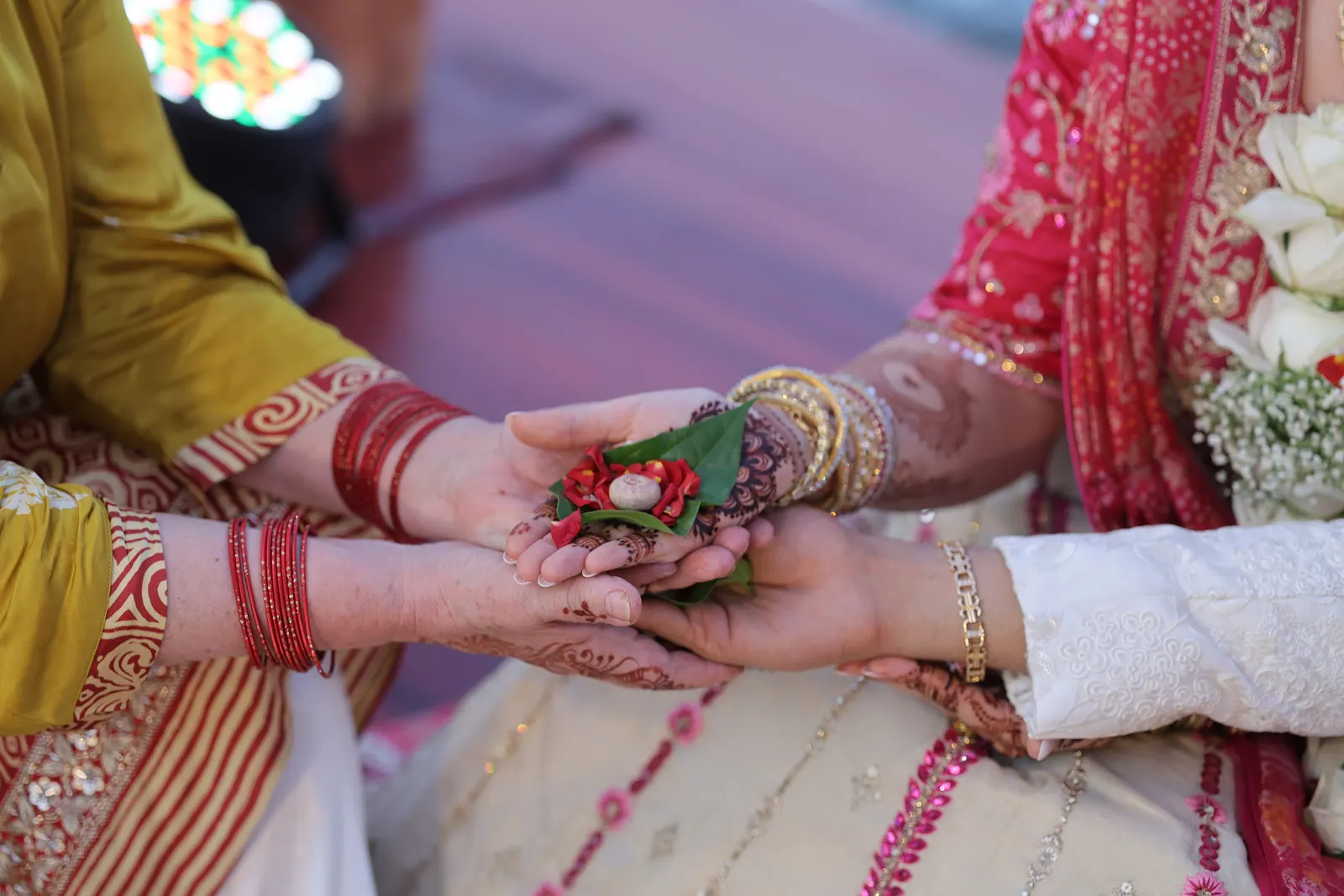 Mains de la mariée ornées de henné pendant le rituel