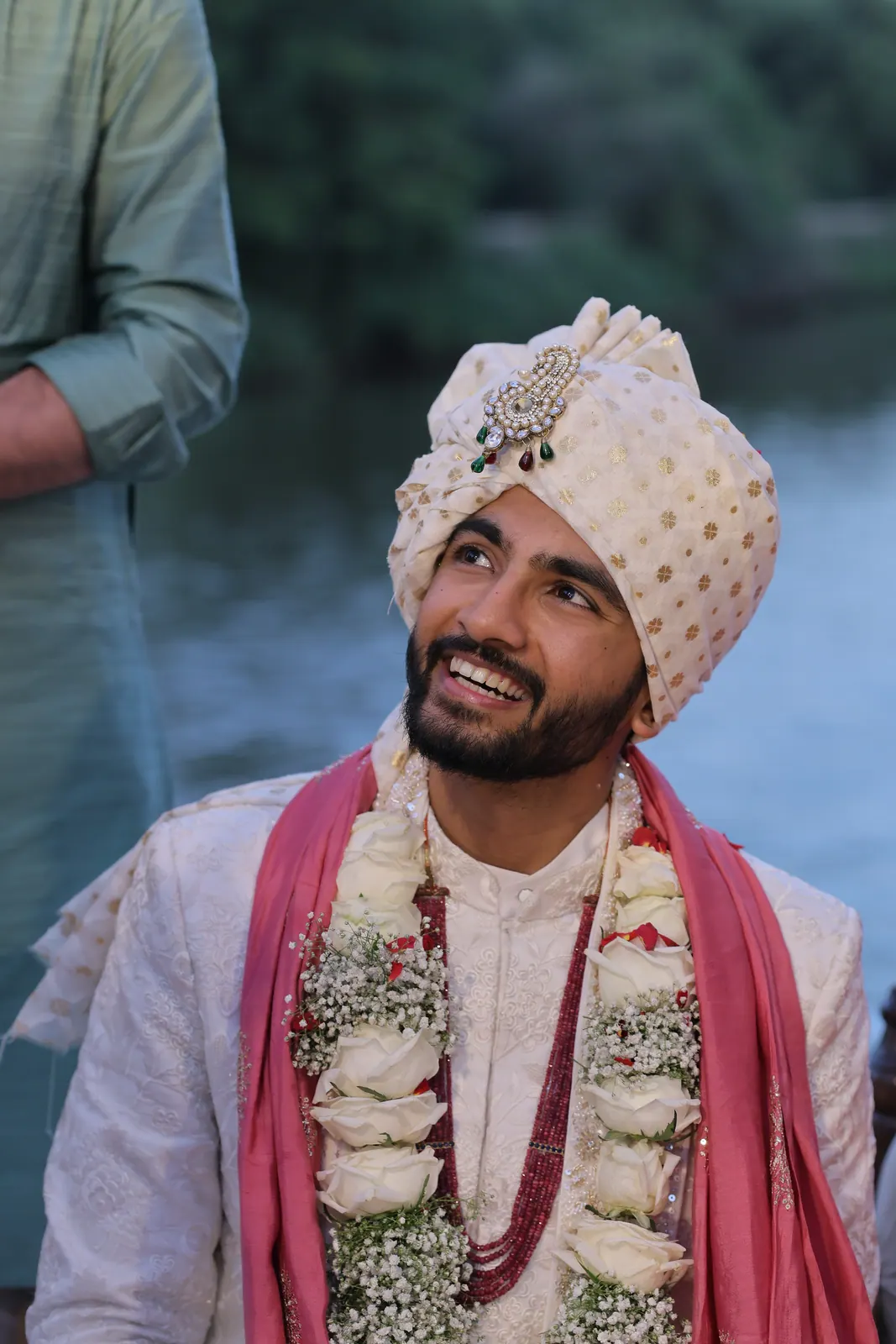 Manan en turban lève les yeux