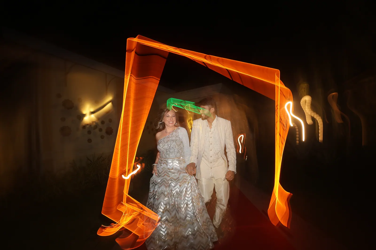 Entrée des mariés dans un tunnel de lumières orange