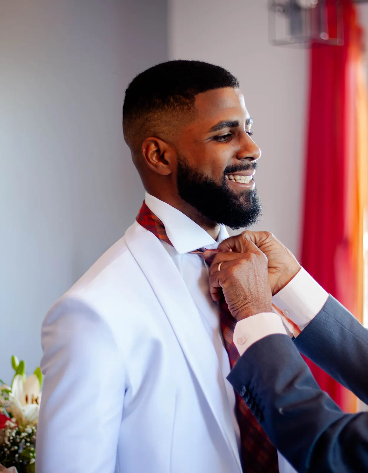 Matthieu ajuste sa cravate le matin du mariage