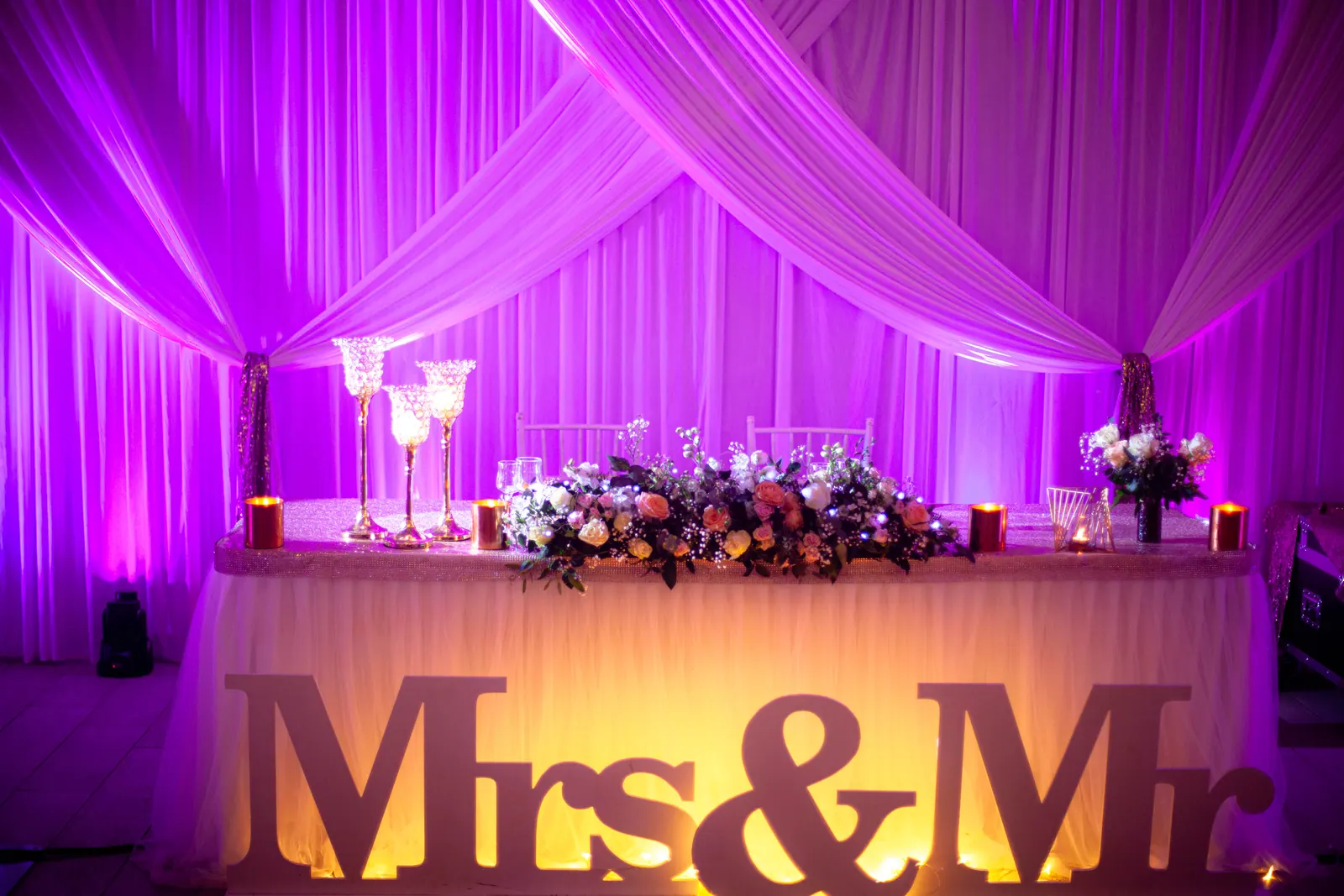 Table d'honneur Mrs & Mr éclairée en violet