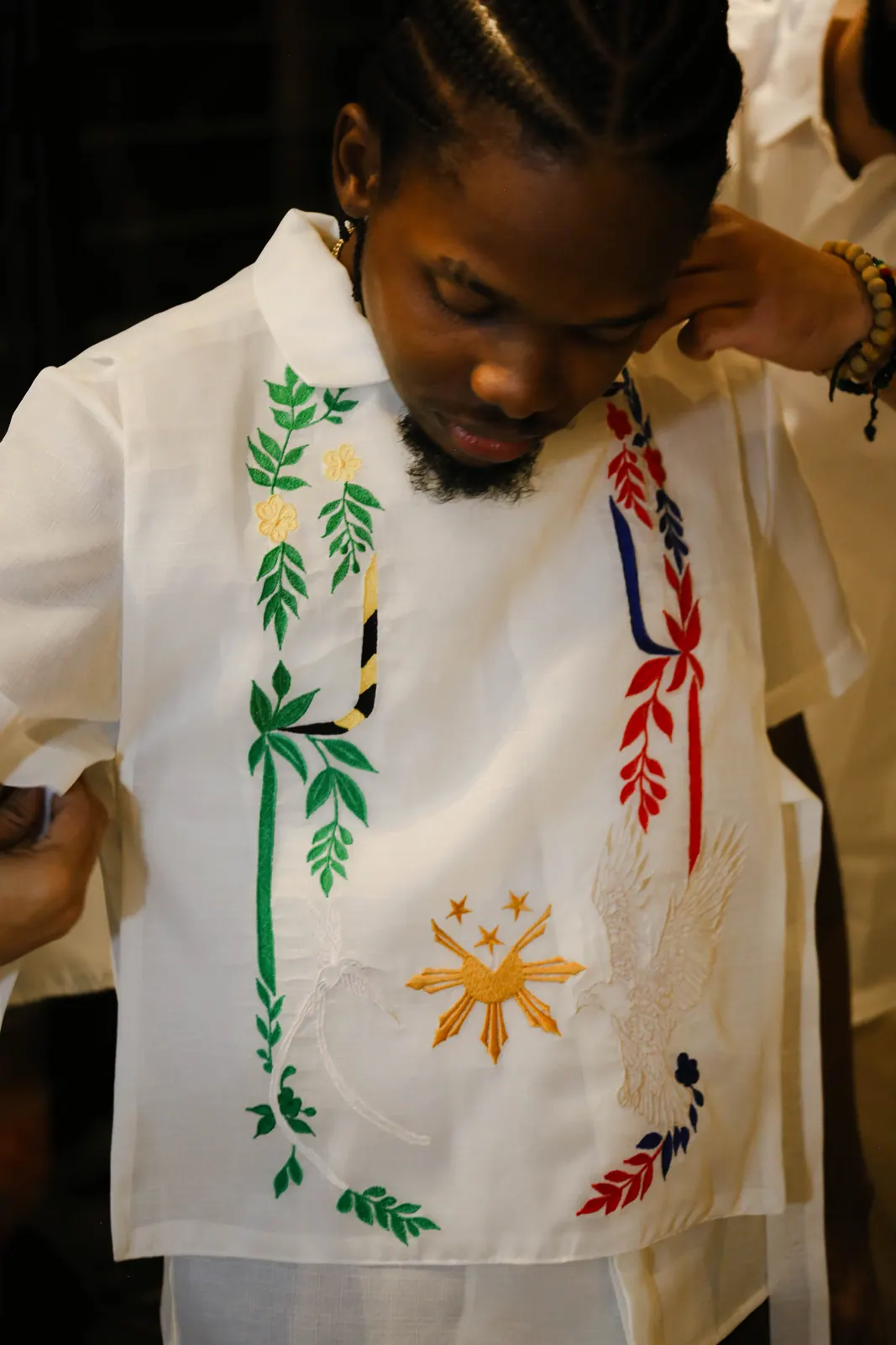 Détail de la chemise brodée de Jordan