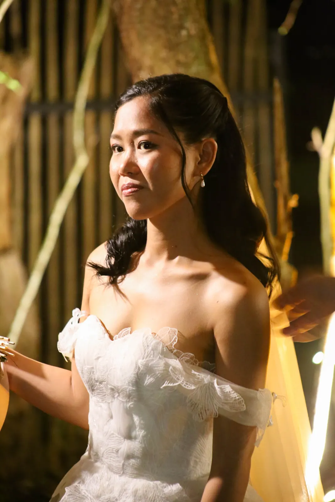 Julie Kristine en robe de mariée, lumière chaude du soir