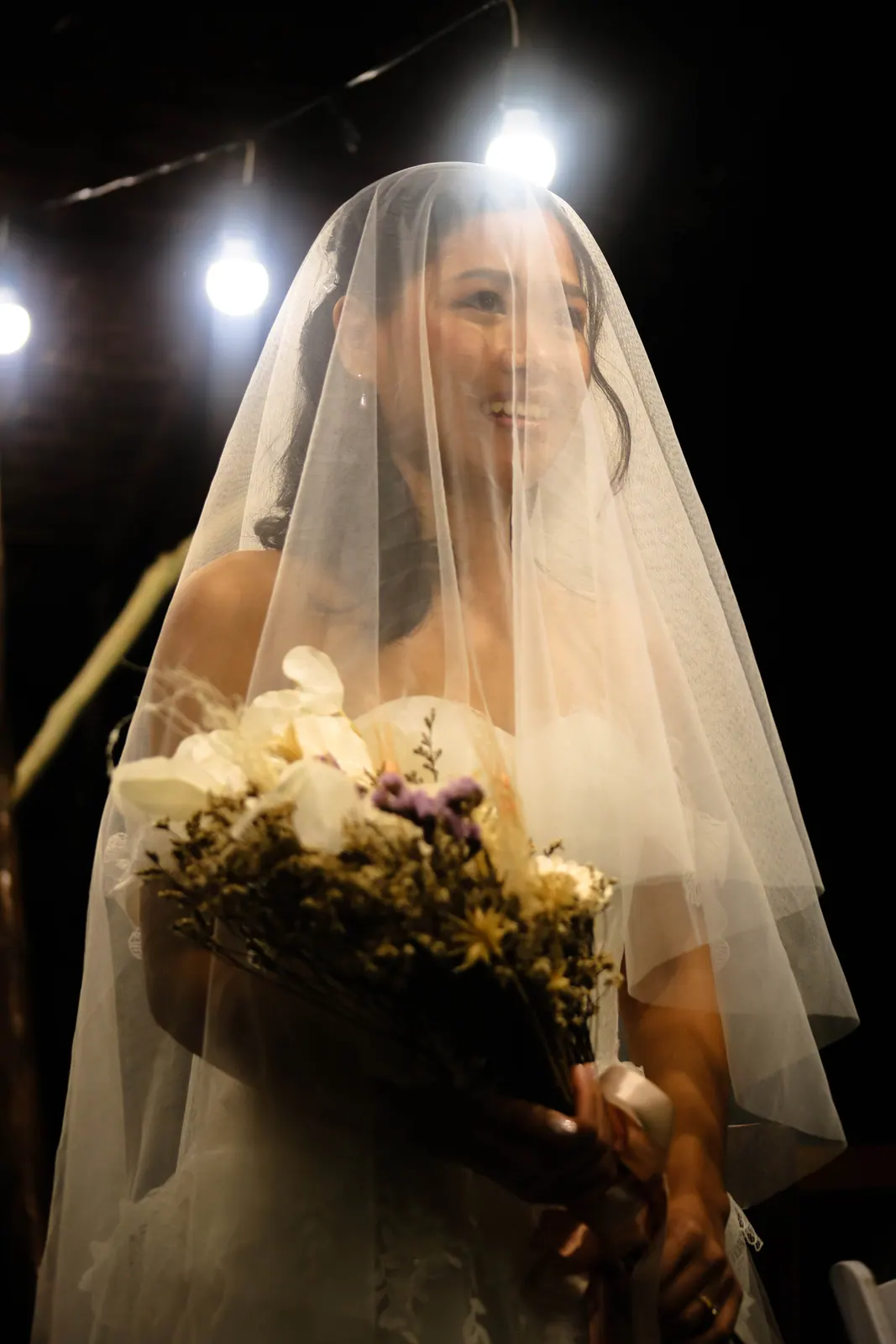 Arrivée de la mariée sous le voile, lumières de la cérémonie