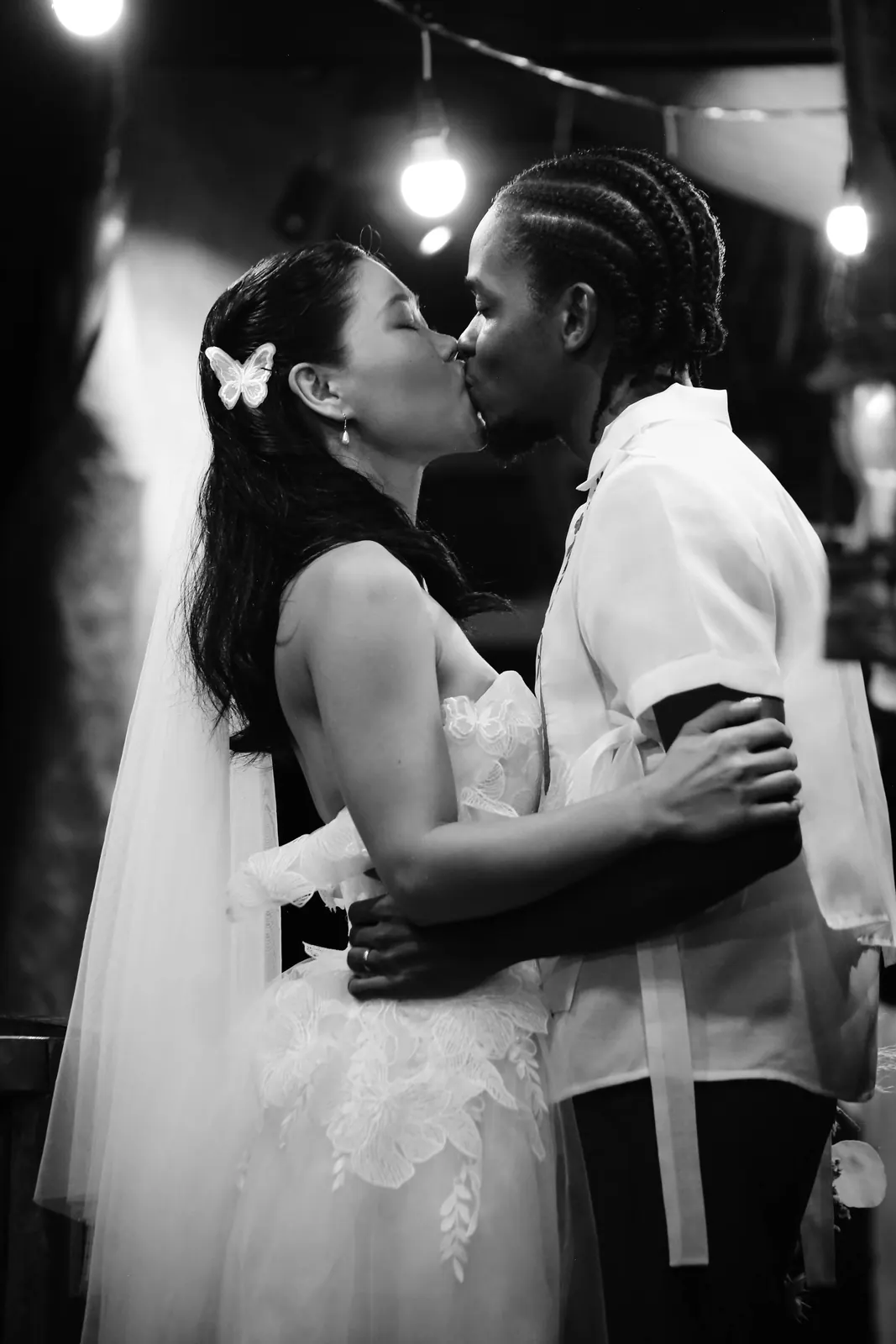 Baiser en noir et blanc sous les lumières de la fête