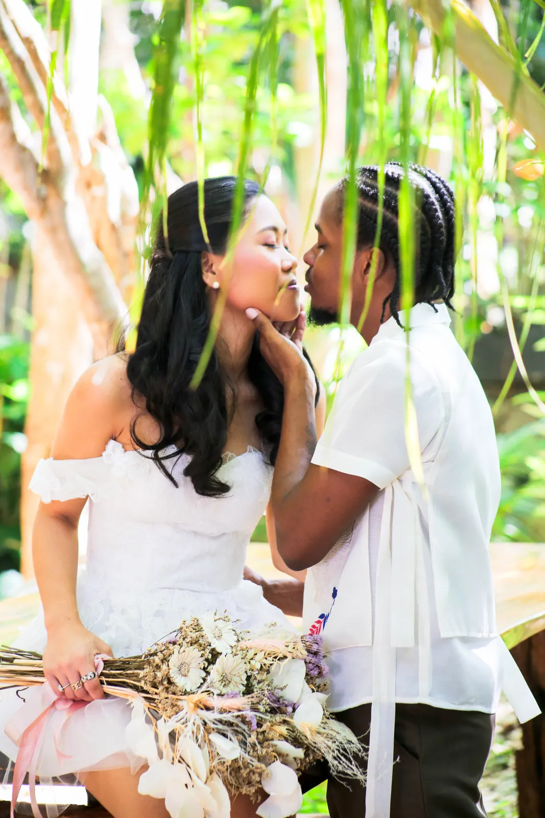 Baiser des mariés dans le jardin tropical