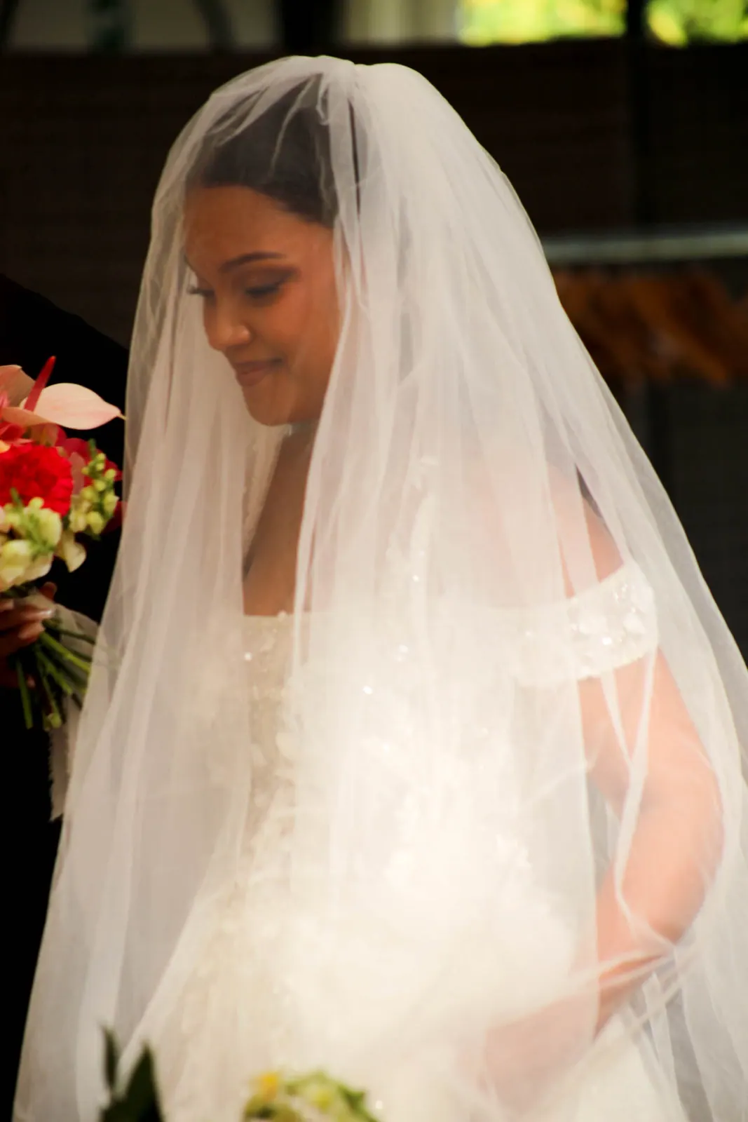 Karina sous son voile, regard baissé