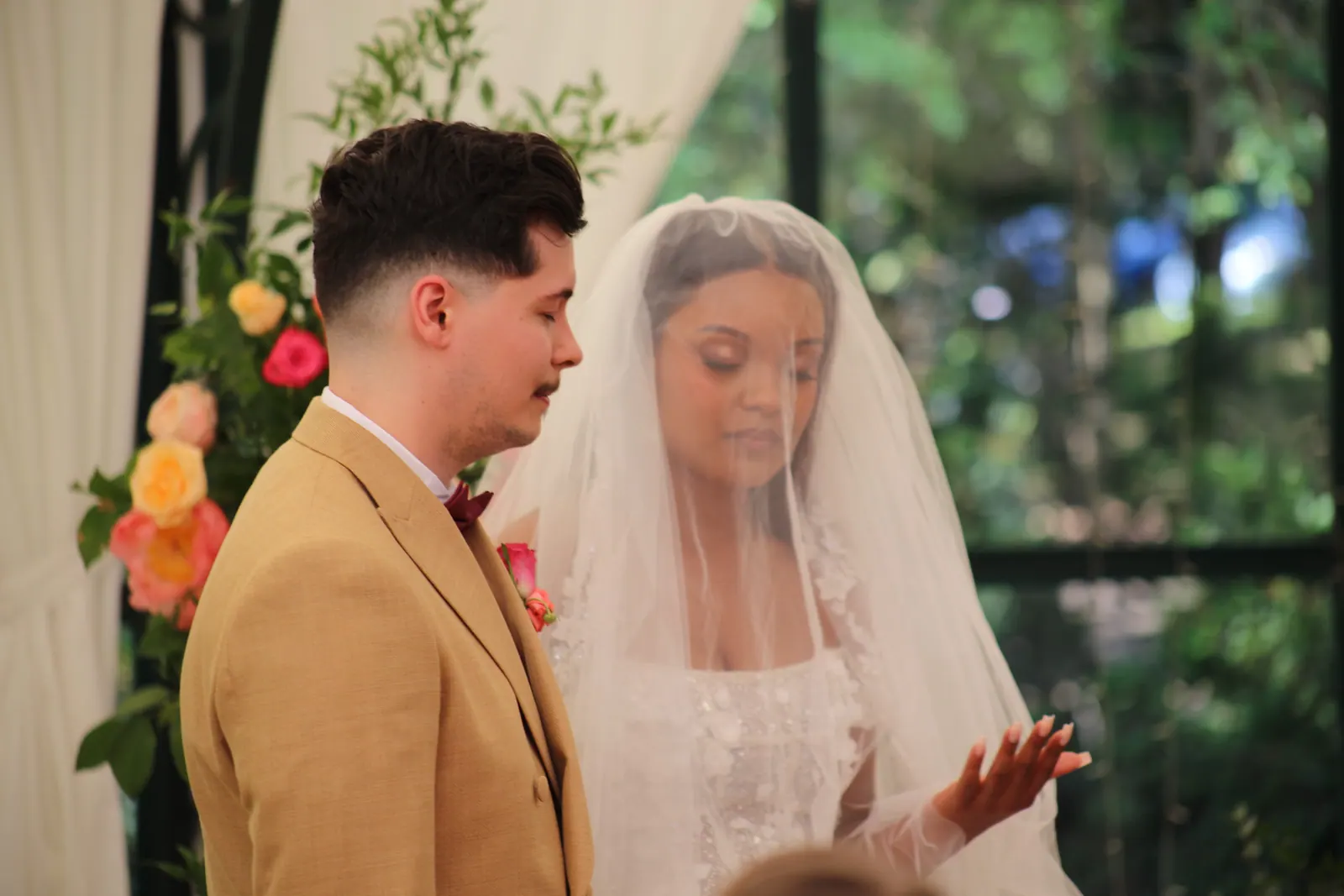 Victor et Karina devant l'arche fleurie