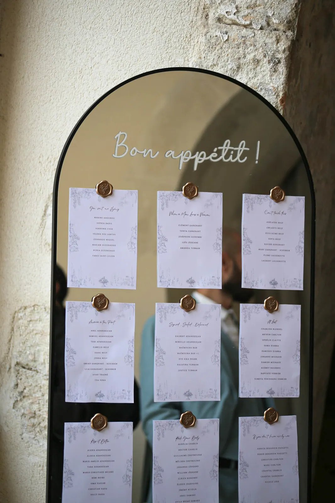 Plan de table sur un miroir arrondi
